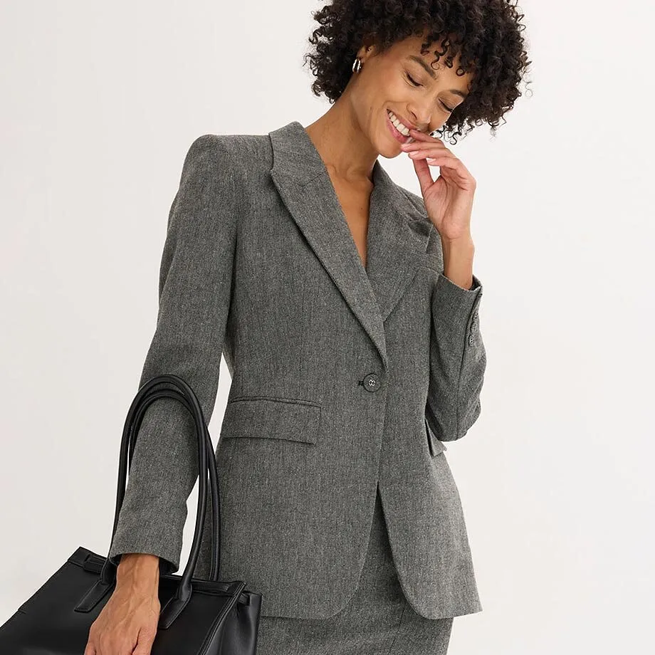 Grijze blazer met gestructureerde stof.