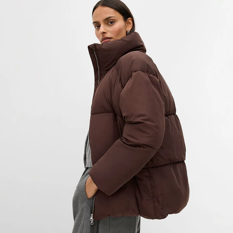 Bruine donsjas met hoge kraag.