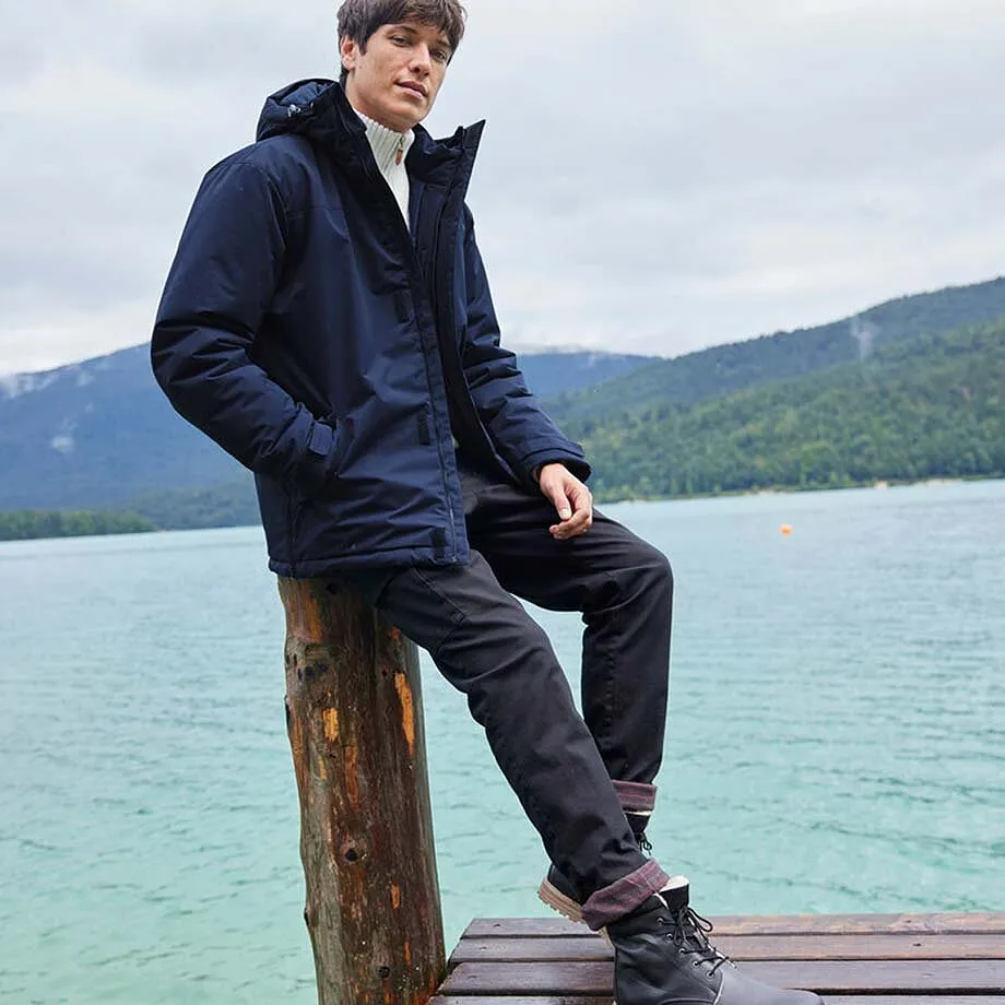 Donkere winterjas en zwarte thermobroek voor koude dagen.