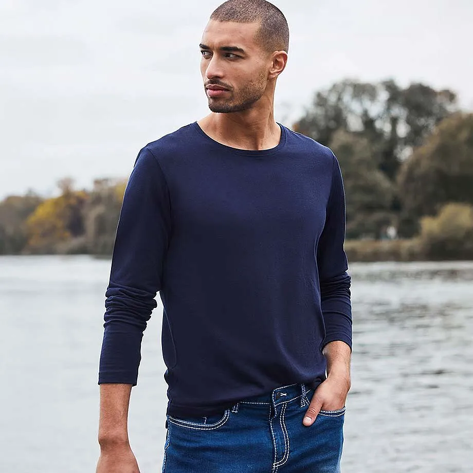 Blauwe longsleeve en donkere jeans.