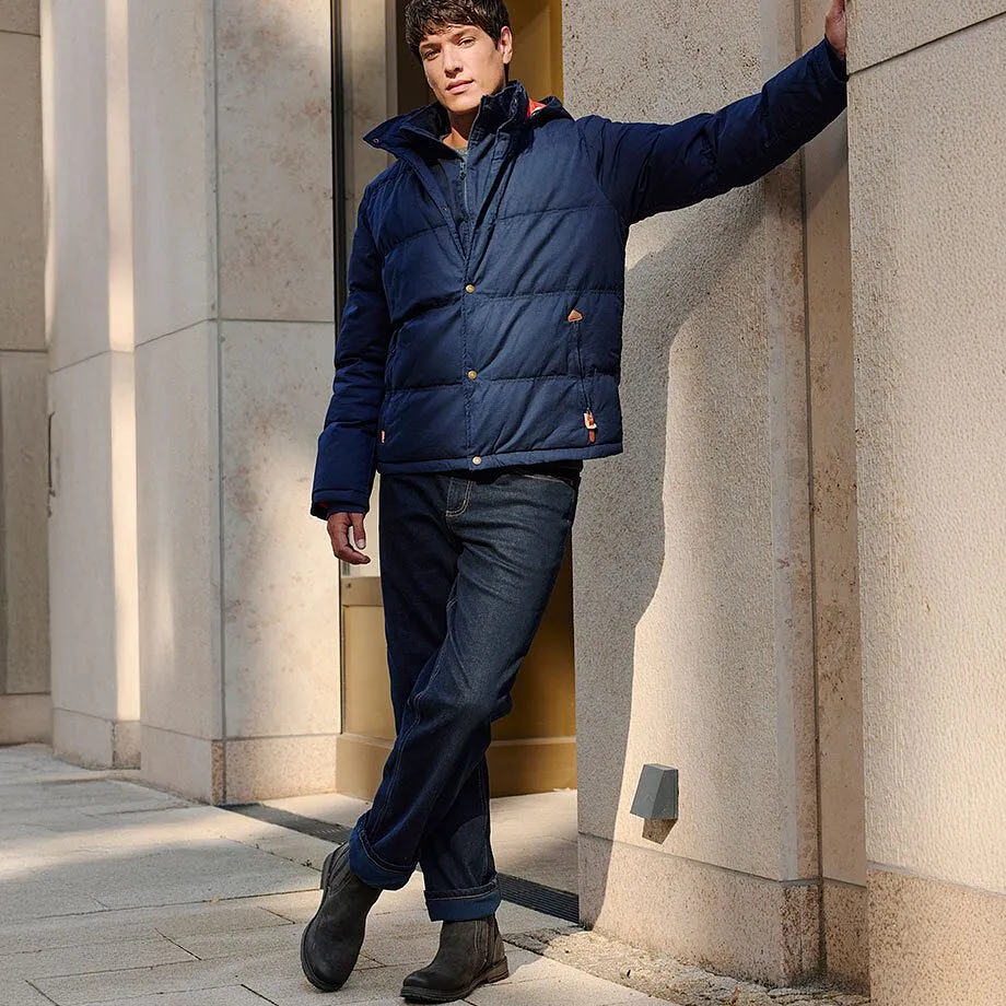 Donkere jeans en robuuste boots passen perfect bij de warme winterjas.