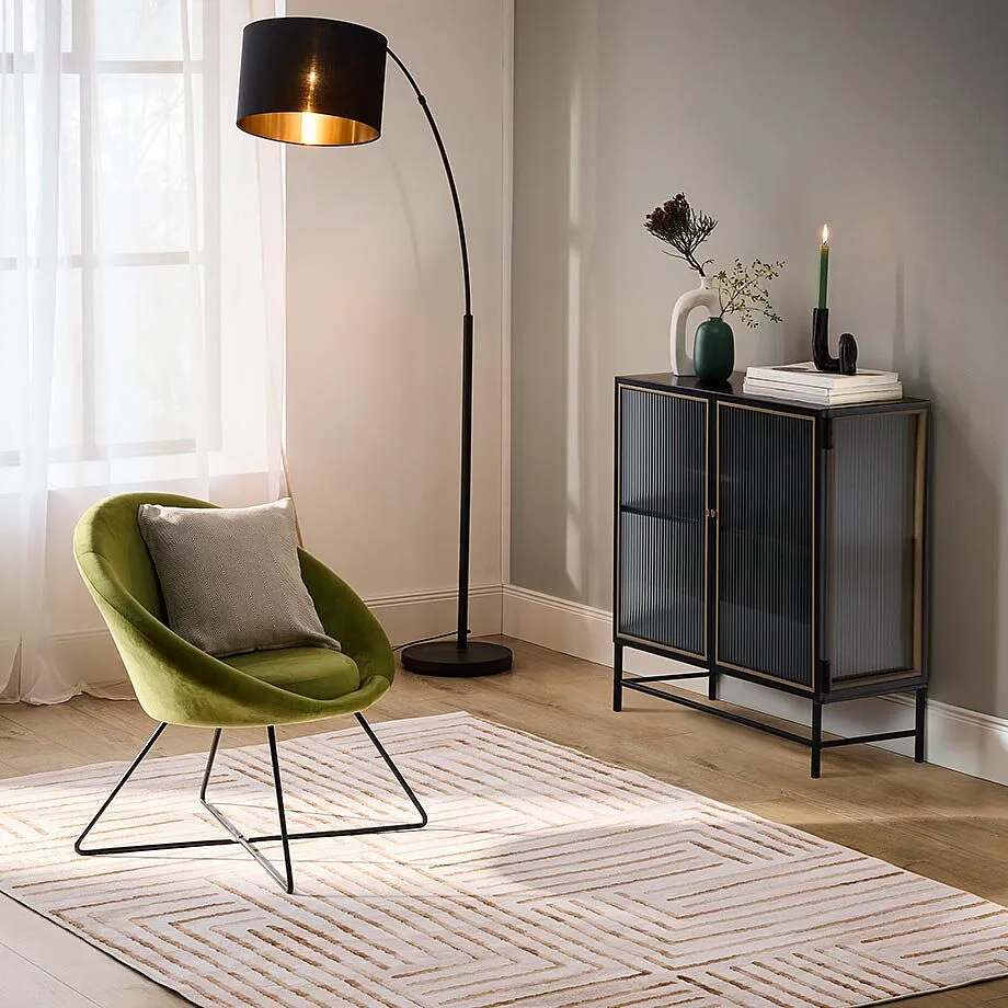 Stijlvolle fauteuil naast een lamp.