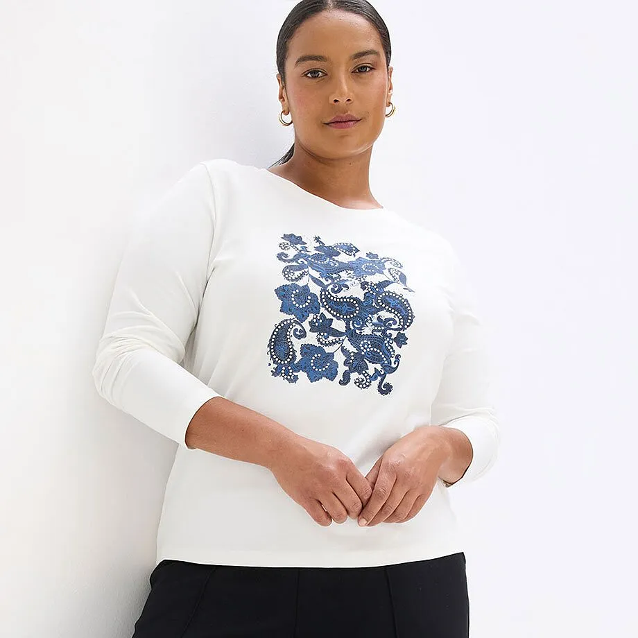Witte longsleeve met blauw ornamenteel motief.