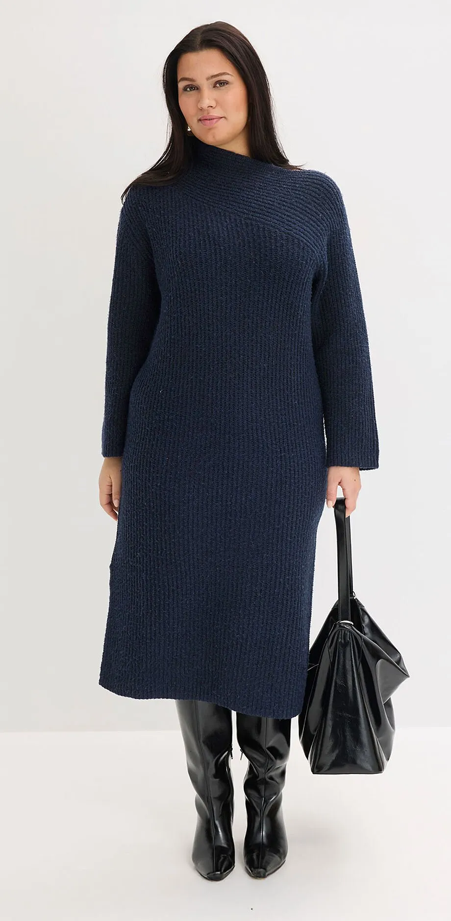 Donkerblauwe gebreide jurk met col en lange mouwen. Knielang design.