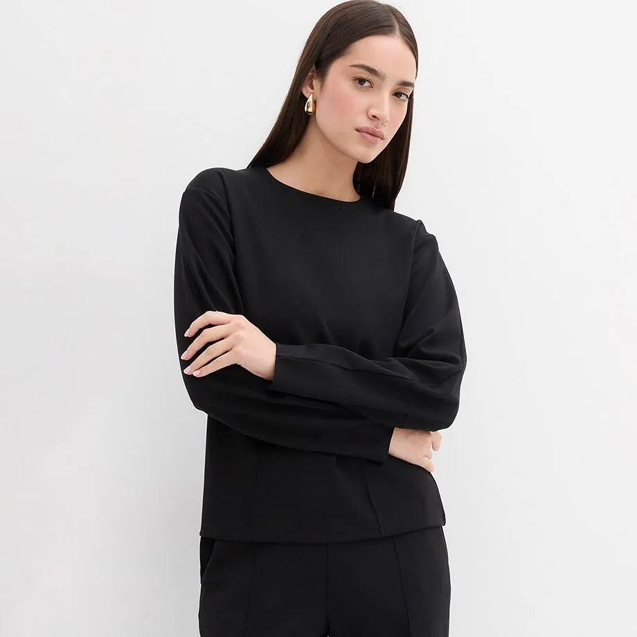 Zwarte longsleeve met ronde hals en lange mouwen.