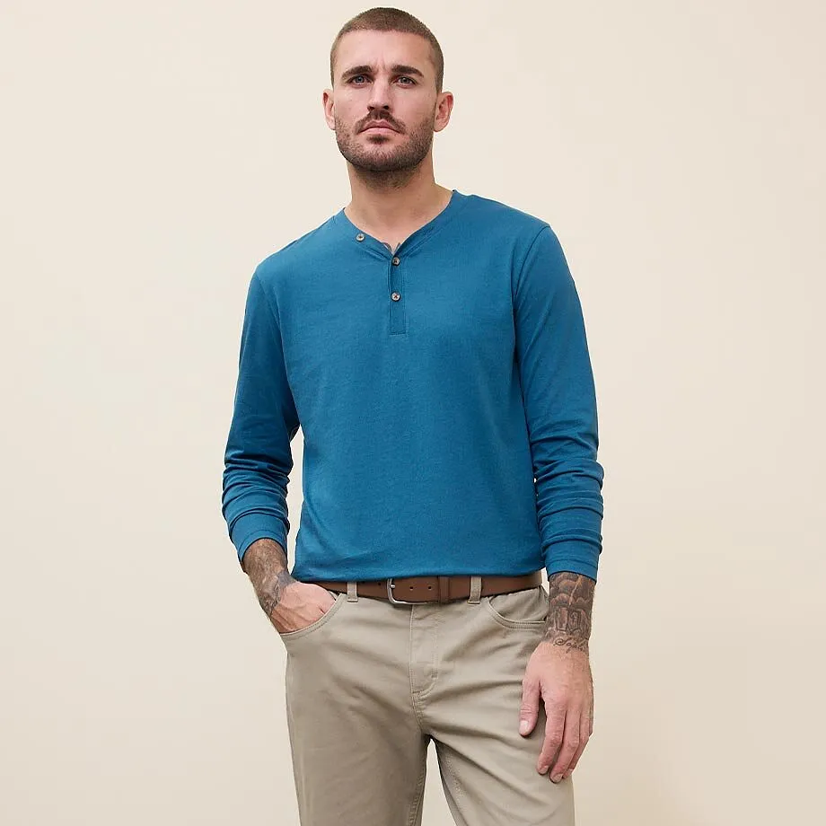 Blauwe longsleeve, beige broek.