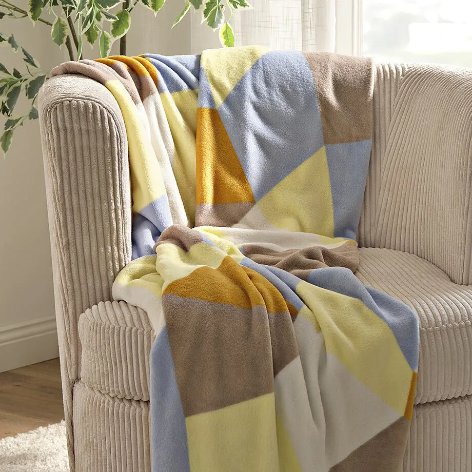 Deken ligt over fauteuil.