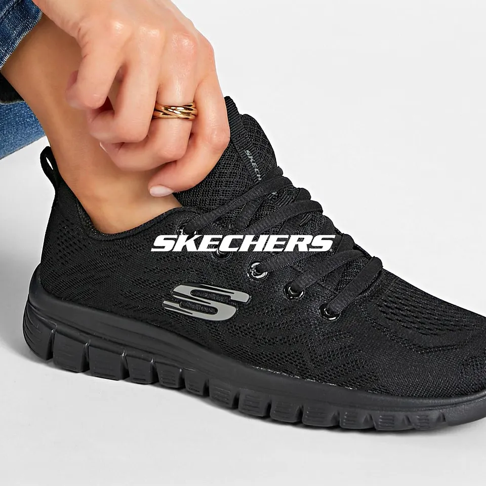 Zwarte sneakers van Skechers.