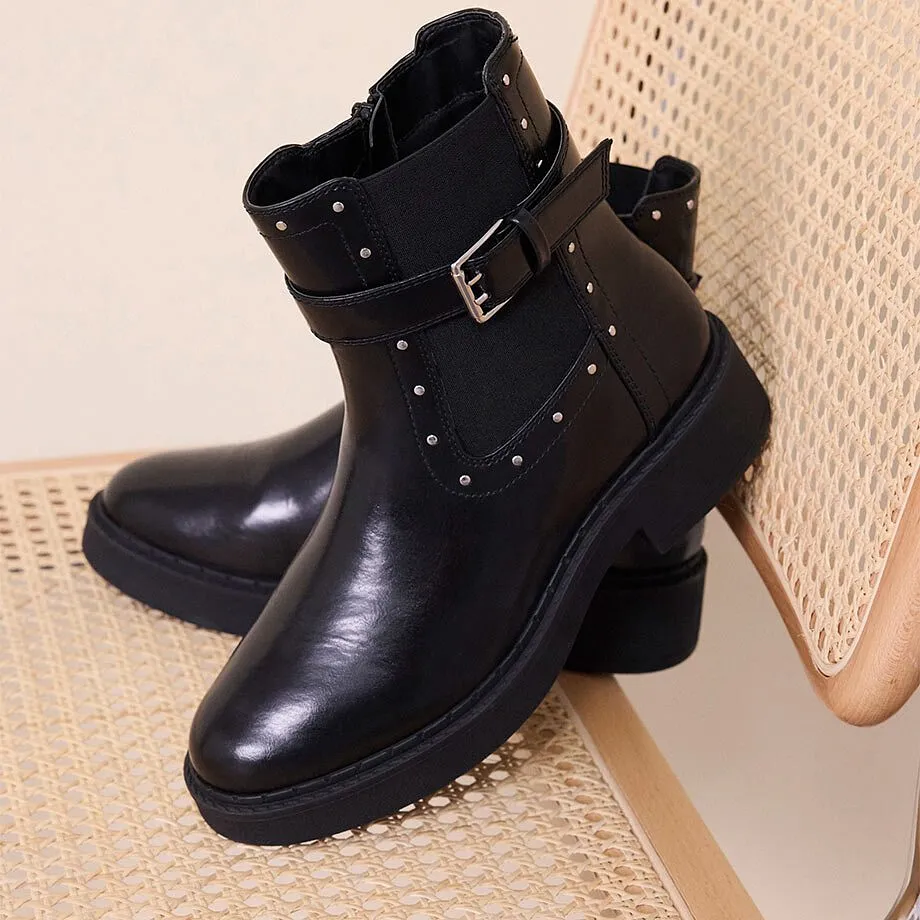 Robuuste zwarte imitatieleren boots met studs en gesp.