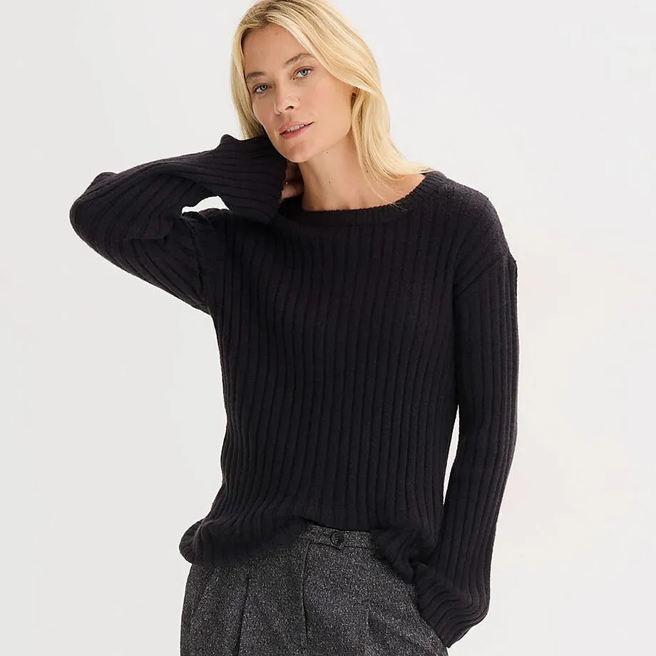 Minimalistische gebreide trui in zwart met ronde hals.