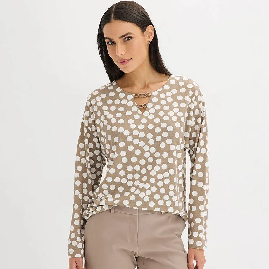 Longsleeve in beige met witte stippen en V-hals.