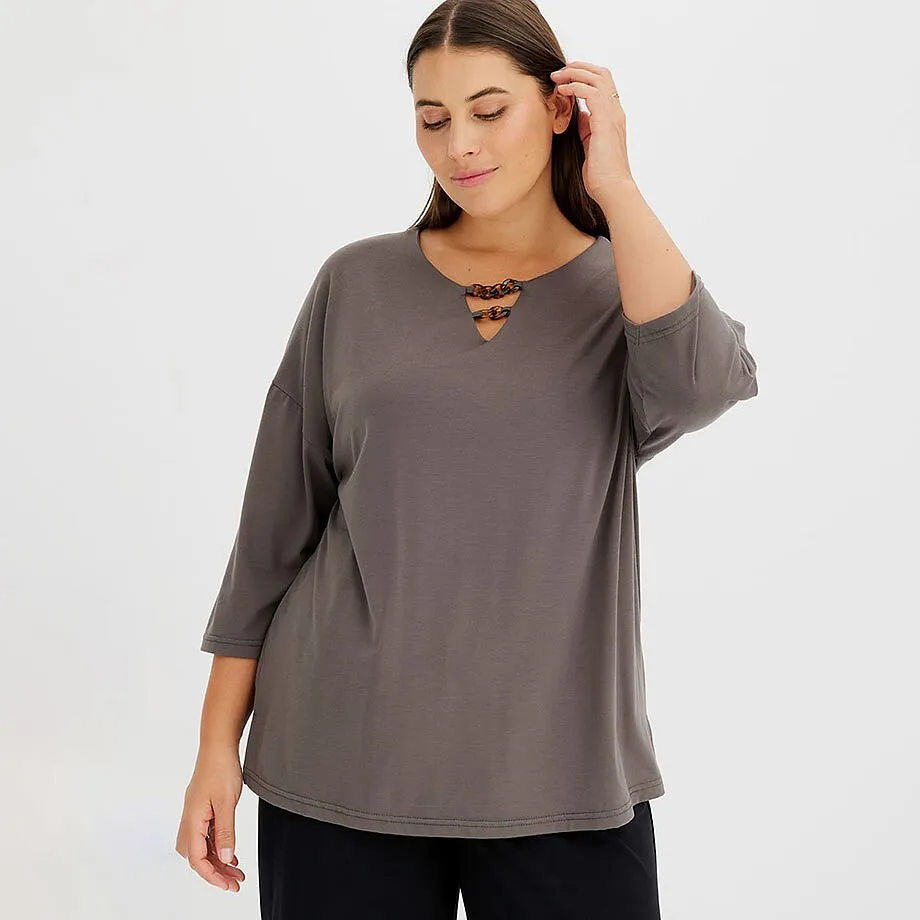 Donkerolijfgroen shirt met V-hals, 3/4-mouwen en houten sierkralen.