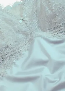 Slipdress met uitneembare vulling en glanzend materiaal, bonprix