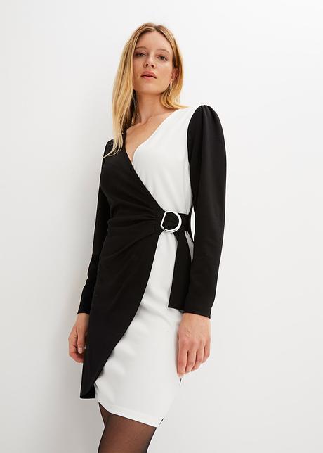 Elegante jurk in wikkellook met een decoratieve gesp opzij