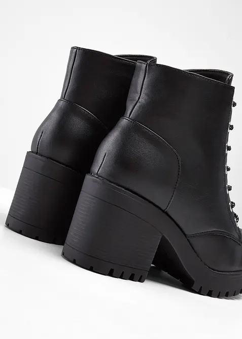 Veterboots met een blokhak, bonprix