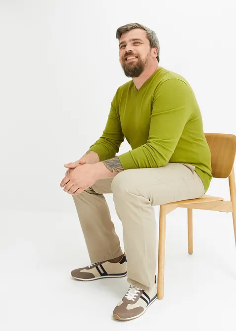 Fijngebreide trui met V-hals in een zachte katoenmix, bonprix