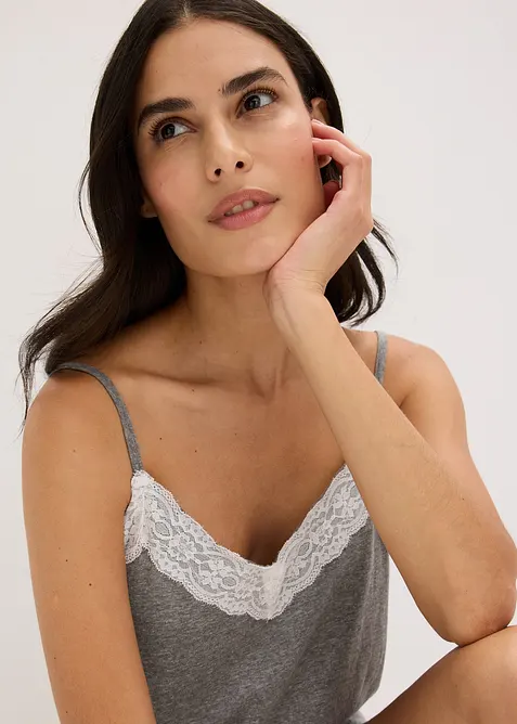 Shortama met sierlijk kant, bonprix