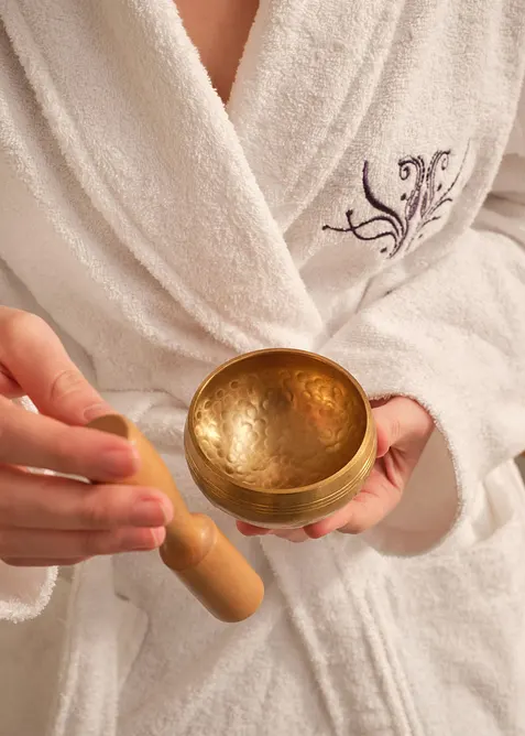 Decoratieve klankschaal met houten klopper, bonprix