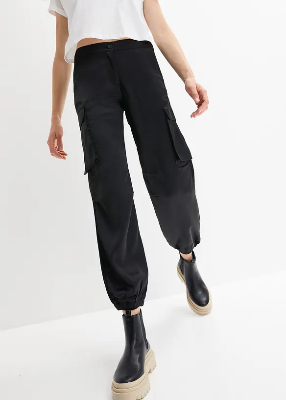 Emilie - Hoge Taille Cargo Broek van Satijn - Zwart | Manière De Voir B.V