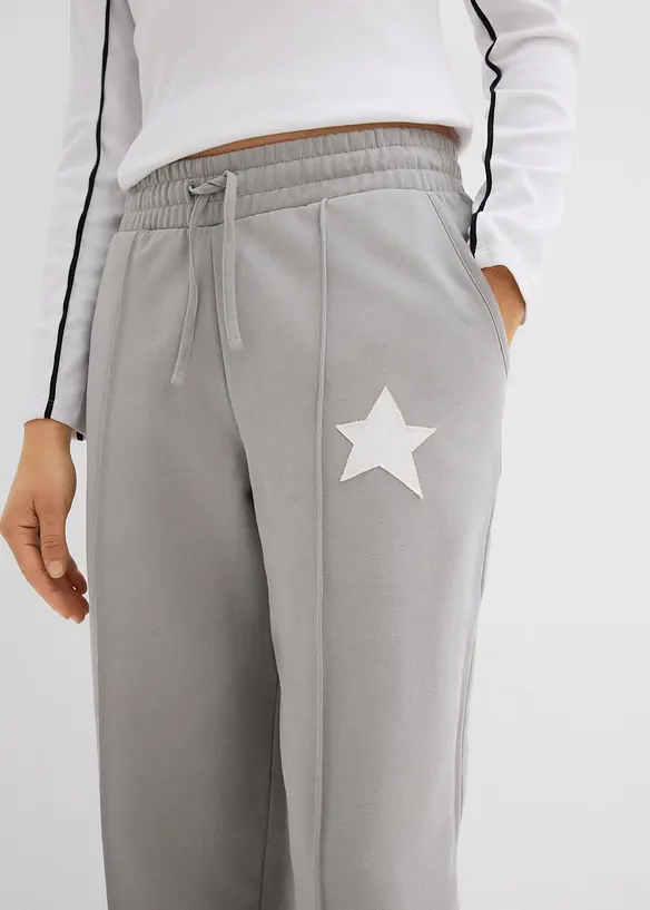 Sweatpants met wijde pijpen met ster van puur biologisch katoen., bonprix