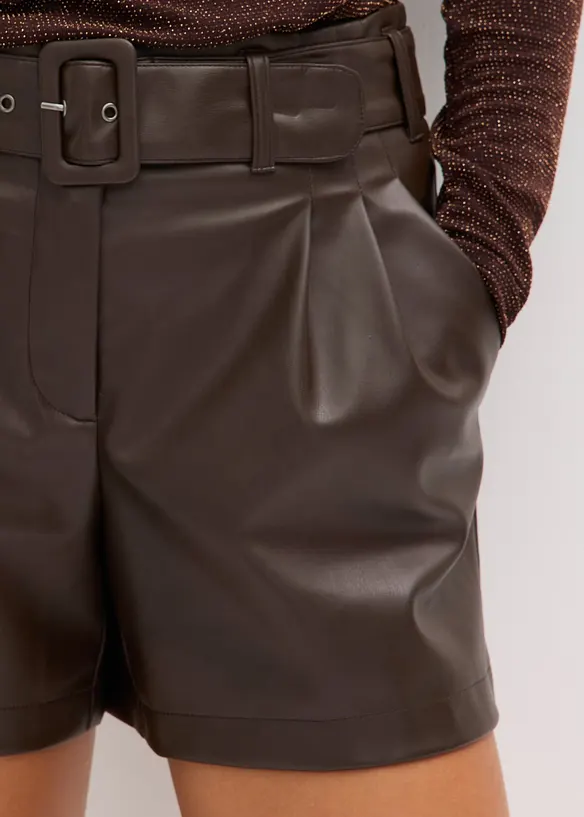 Imitatieleren short met riem, bonprix